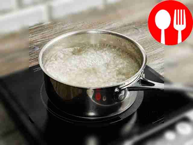 Приготовьте яйцо-пашот. В другой кастрюле...