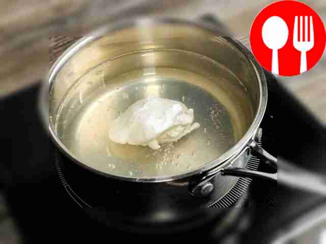 Осторожно опустите яйцо в воду и варите около...