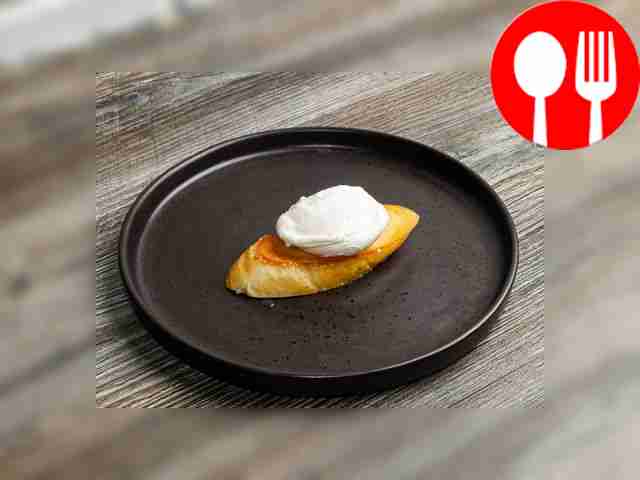 Готовое яйцо пашот выложите на тост из белого...