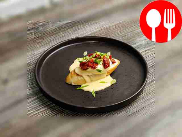 Завершите блюдо, щедро полив его голландским...