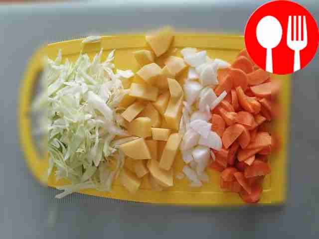 Приготовьте бульон из куриных бедер. Нарежьте...