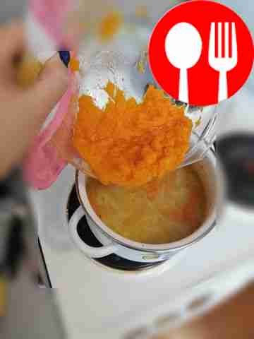 К готовому супу добавьте соль, специи и пюре из тыквы.