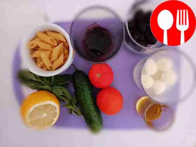 Промойте огурец, помидоры и базилик под струёй...