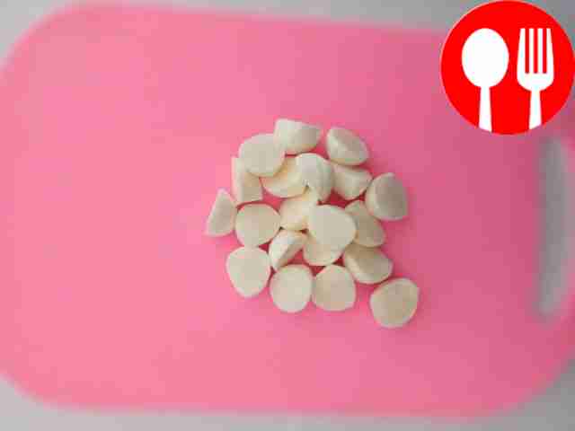 Отварите макароны: опустите их в кипящую...