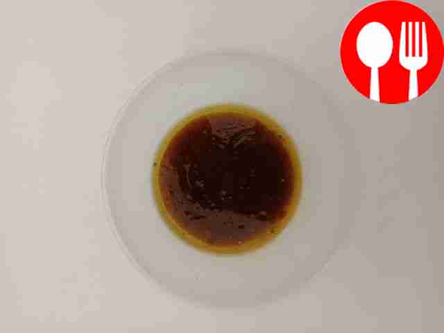 Приготовьте заправку: в отдельной миске...