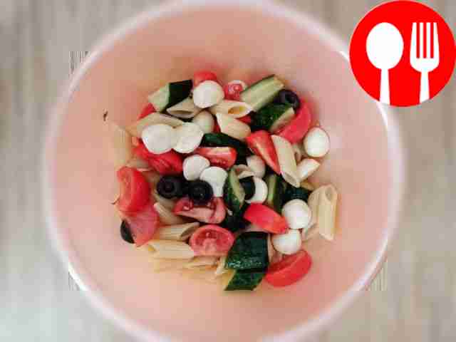 Огурец нарежьте крупными кубиками, помидоры —...