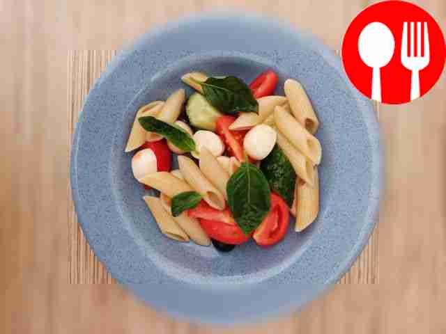 Итальянский салат с пастой и базиликом