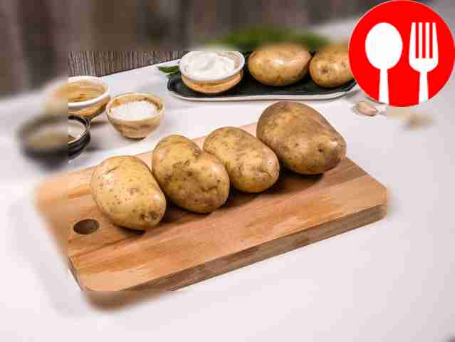 Тщательно вымойте картофель. Укроп сполосните...