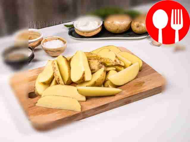 - Нарежьте картофель на дольки. Очищать кожуру...