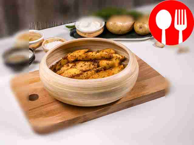 Выложите картофель в миску, приправьте солью и...