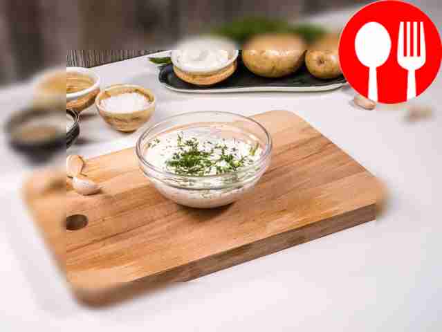 Пока блюдо готовится, приготовьте соус: в...