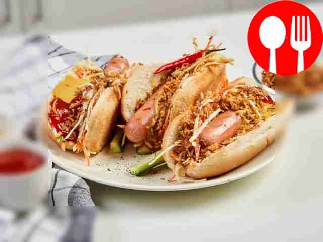 Хот-дог с салатом коул слоу и луком фри