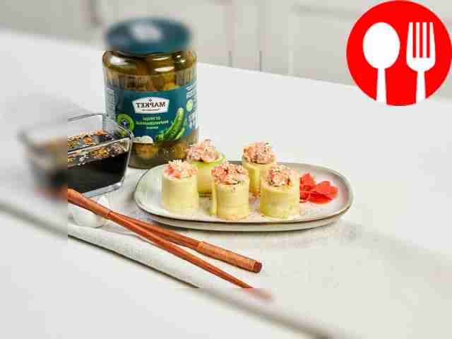 Суши из цукини с лососем и укропным соусом