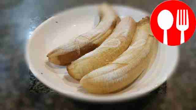 Очистите бананы от кожуры и положите их в...