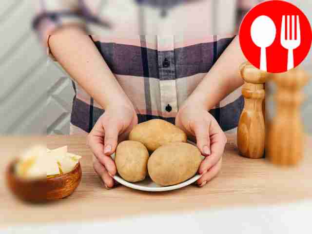 Хорошо вымойте и очистите картофель. Дайте...