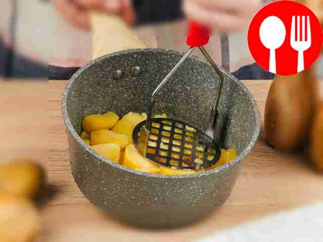 Разомните картофель толкушкой, пока не получится пюре.