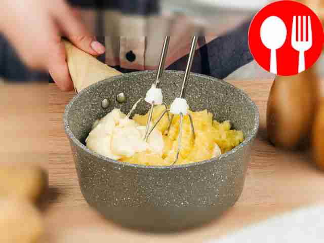 В миску с картофелем добавьте растопленное...