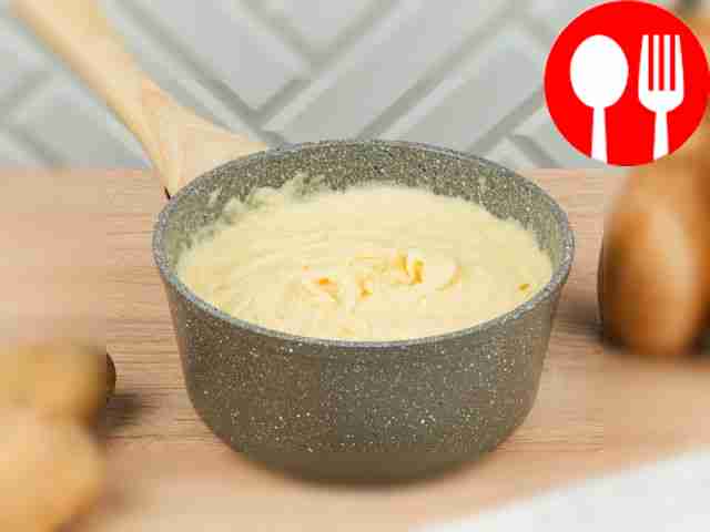 С помощью миксера взбейте получившуюся массу....