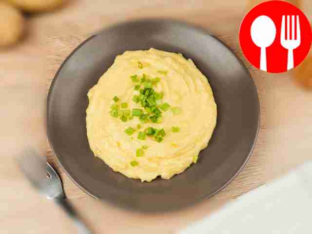 Возьмите красивую тарелку и равномерно...