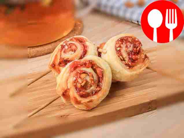 Завитушки из слоеного теста на палочке