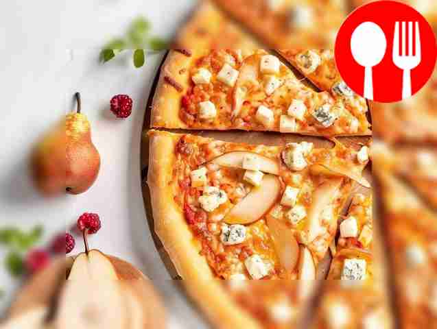 Простая пицца с голубым сыром и грушей