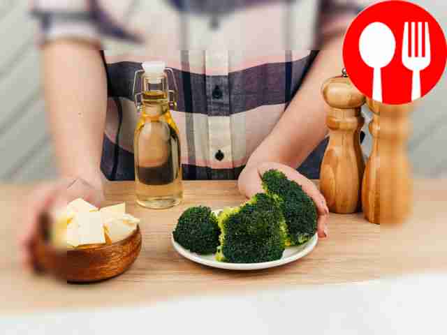 Промойте брокколи. Дайте маслу достичь...