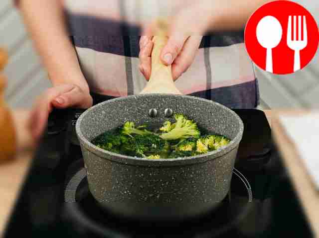 Поставьте кастрюлю с водой на средний огонь и...