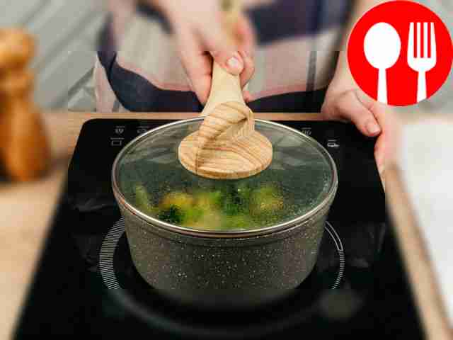 Как только закипит, снизьте огонь до минимума...