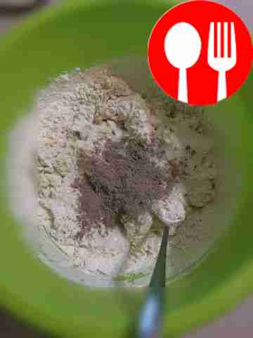 Растворите дрожжи в тёплом молоке с водой....