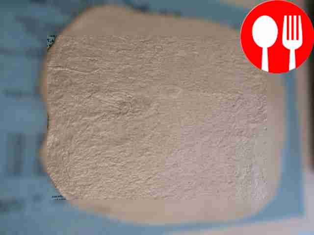 Раскатайте тесто, которое поднялось, в ровный пласт.