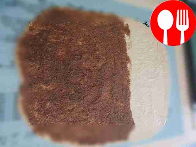 Смажьте двумя третями начинкой.