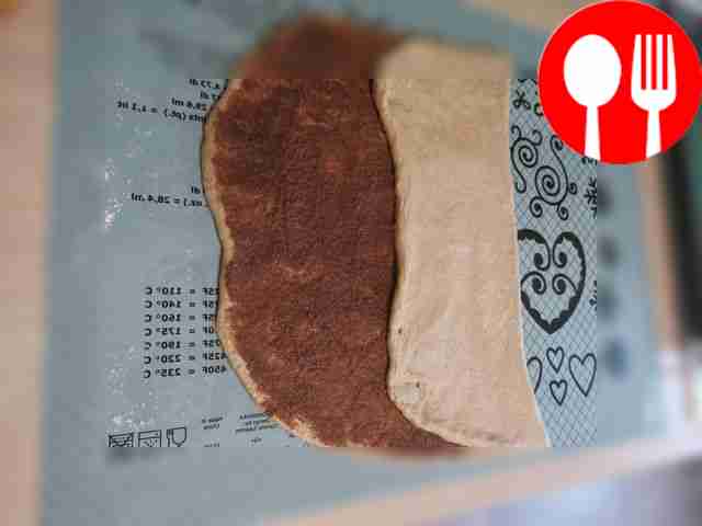 Подогните края к середине: сначала пустой...