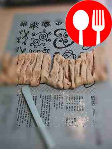 Раскатайте тесто и разделите его на чётное...