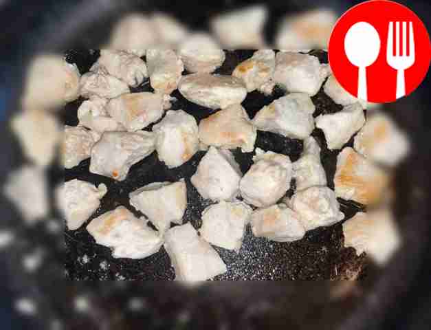 Налейте оливковое масло в сковороду,...