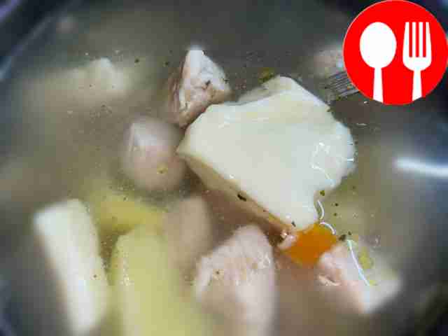 Когда суп почти закипит, опустите в кастрюлю...