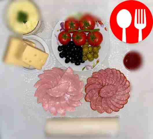 Нарежьте оба вида колбас. Промойте помидоры....