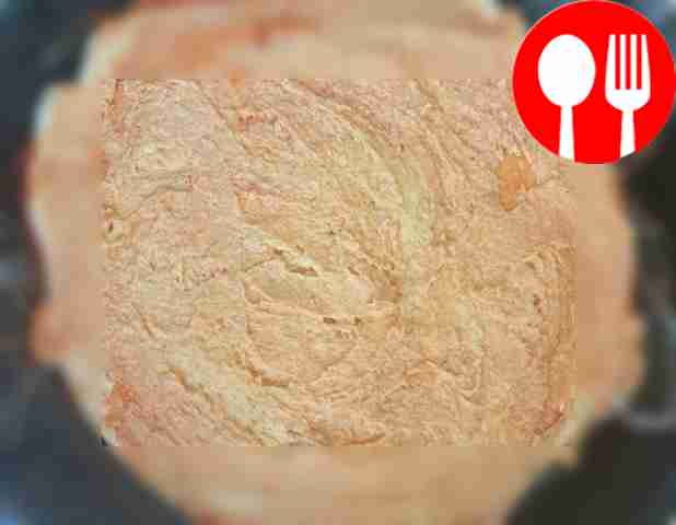 Раскатайте тесто в круглый пласт и выложите...