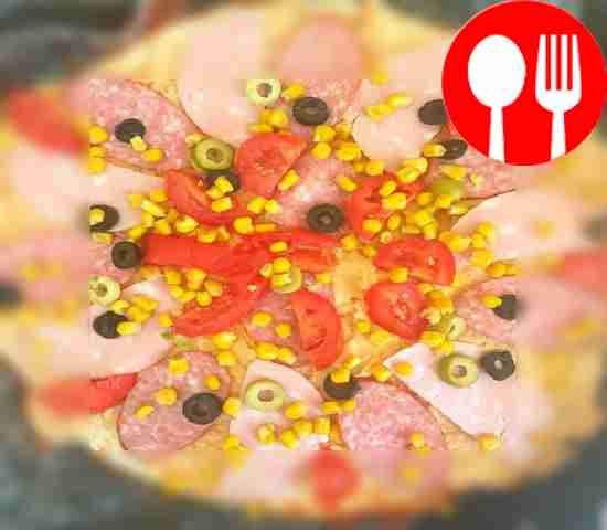 Разложите колбасу на тесте. Помидоры нарежьте...