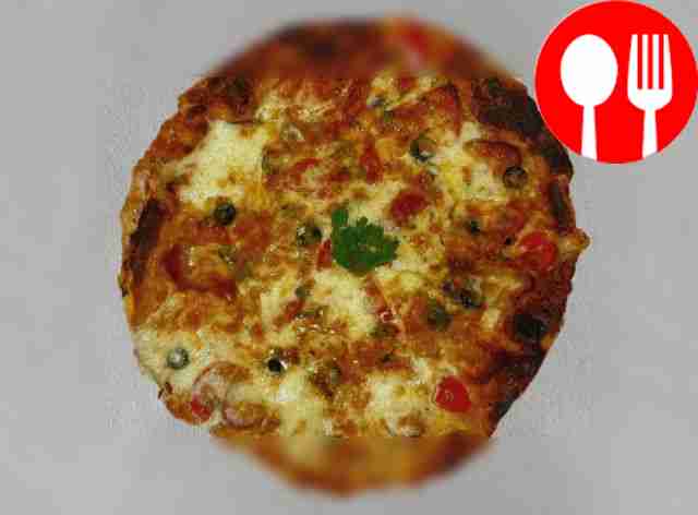 Подавайте пиццу с порцией свежих овощей и...