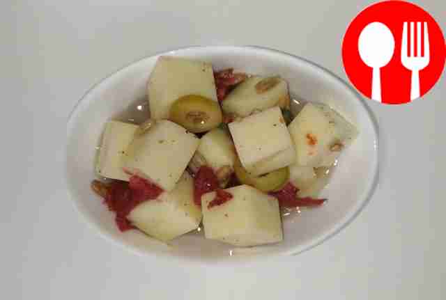 Ароматный маринованный сыр в оливковом масле