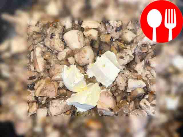 В разогретую сковороду уложите мидии,...