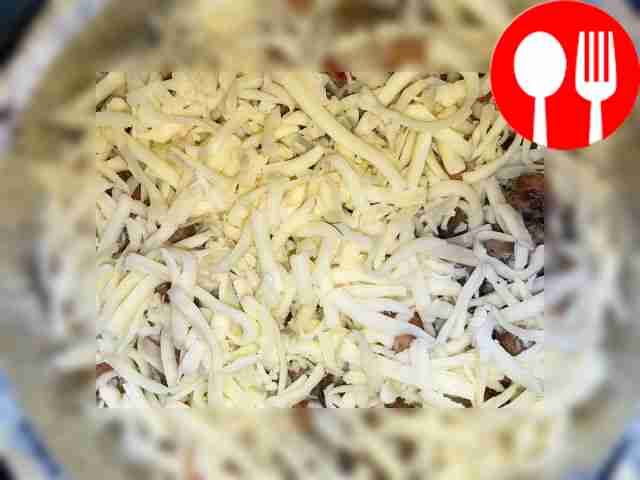 Разложите жюльен по форме для запекания и...