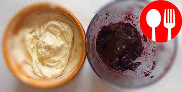 Поместите маскарпоне, йогурт и сахарную пудру...