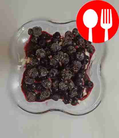 Десерт с черникой и йогуртом