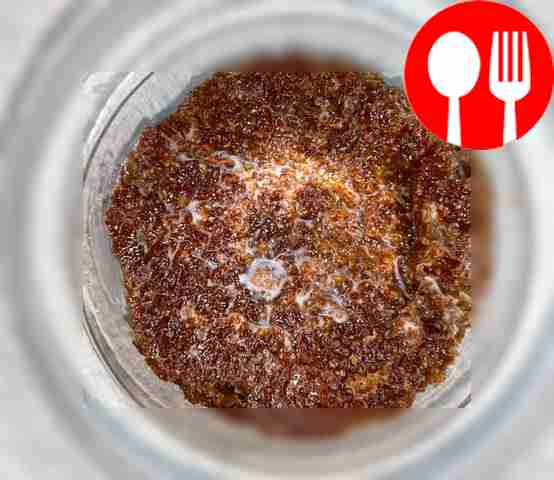 Очистите бананы от кожуры и нарежьте их...