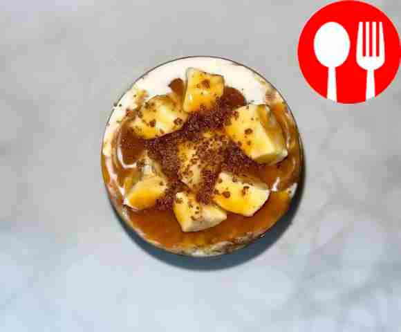 Оформите десерт крошками бисквита и свежими...