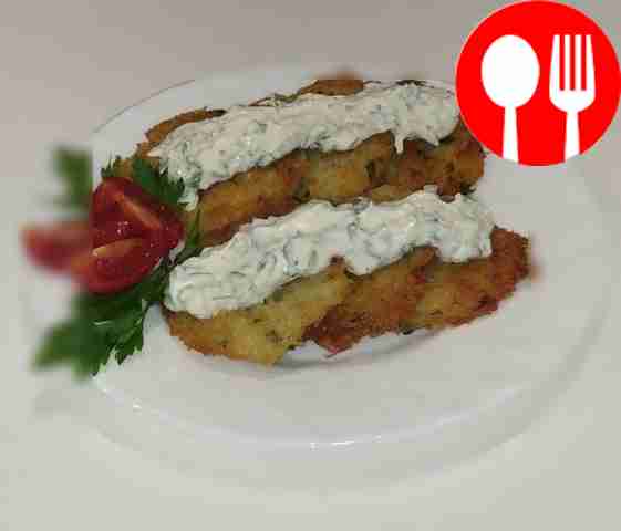 При подаче украсьте блюдо помидором и свежей зеленью.