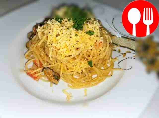 Макароны с морепродуктами и помидорами