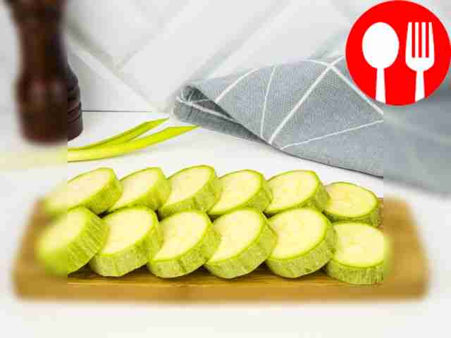 Очистите кабачок и нарежьте его кружочками.