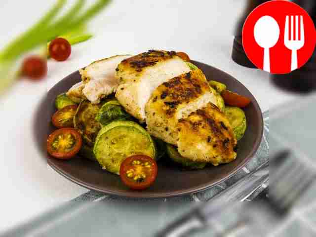 Куриное филе с кабачками гриль и брюссельской капустой